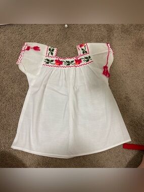 Mexican White blouse with geometric embroidery on the neckline #embroidered